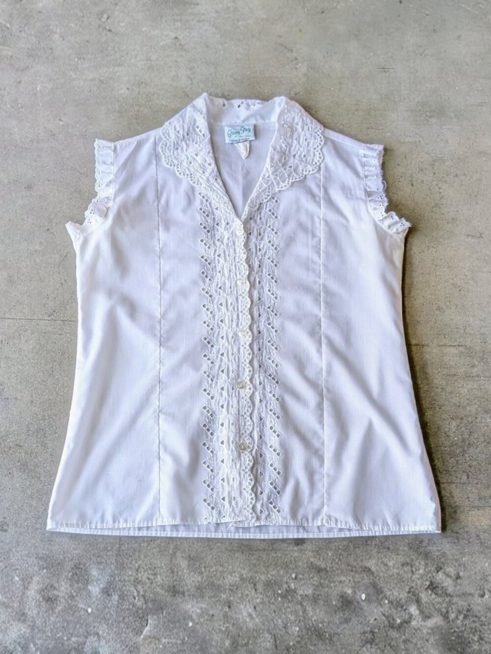 Vintage Coastal Grandma White Eyelet Lace Collared Sleeveless Top Blouse - Picture 2 of 10